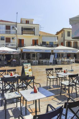 LEFKADA TOWN, GREECE - 21 AĞUSTOS 2023: Tipik Sokak ve Yunanistan 'ın İyon Adaları kentindeki bina