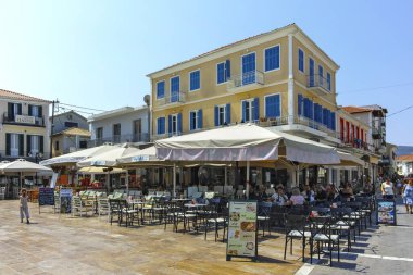 LEFKADA TOWN, GREECE - 21 AĞUSTOS 2023: Tipik Sokak ve Yunanistan 'ın İyon Adaları kentindeki bina