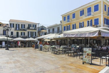 LEFKADA TOWN, GREECE - 21 AĞUSTOS 2023: Tipik Sokak ve Yunanistan 'ın İyon Adaları kentindeki bina