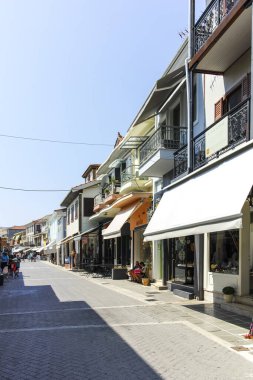 LEFKADA TOWN, GREECE - 21 AĞUSTOS 2023: Tipik Sokak ve Yunanistan 'ın İyon Adaları kentindeki bina