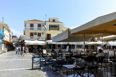 LEFKADA TOWN, GREECE - 21 AĞUSTOS 2023: Tipik Sokak ve Yunanistan 'ın İyon Adaları kentindeki bina