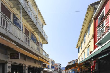 LEFKADA TOWN, GREECE - 21 AĞUSTOS 2023: Tipik Sokak ve Yunanistan 'ın İyon Adaları kentindeki bina