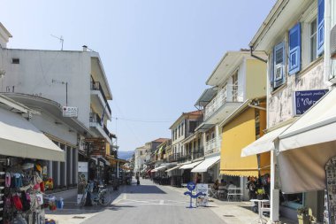 LEFKADA TOWN, GREECE - 21 AĞUSTOS 2023: Tipik Sokak ve Yunanistan 'ın İyon Adaları kentindeki bina