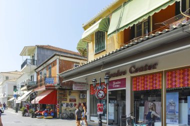 LEFKADA TOWN, GREECE - 21 AĞUSTOS 2023: Tipik Sokak ve Yunanistan 'ın İyon Adaları kentindeki bina