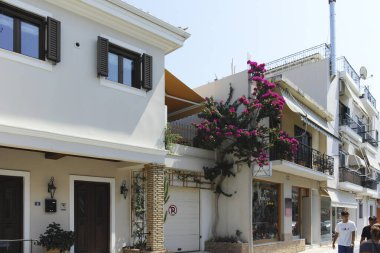 LEFKADA TOWN, GREECE - 21 AĞUSTOS 2023: Tipik Sokak ve Yunanistan 'ın İyon Adaları kentindeki bina