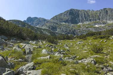 Bulgaristan 'ın Kupens zirvesi yakınlarındaki Rila Dağı' nın İnanılmaz Yaz Manzarası