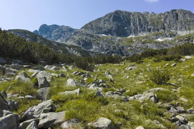 Bulgaristan 'ın Kupens zirvesi yakınlarındaki Rila Dağı' nın İnanılmaz Yaz Manzarası