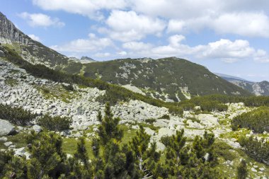 Bulgaristan 'ın Kupens zirvesi yakınlarındaki Rila Dağı' nın İnanılmaz Yaz Manzarası