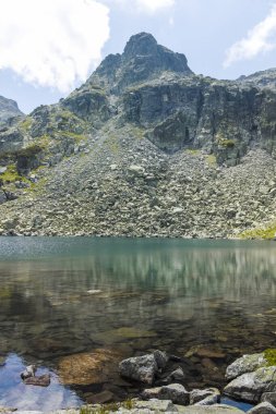 Bulgaristan 'ın Kupens zirvesi yakınlarındaki Rila Dağı' nın İnanılmaz Yaz Manzarası