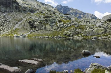 Bulgaristan 'ın Kupens zirvesi yakınlarındaki Rila Dağı' nın İnanılmaz Yaz Manzarası