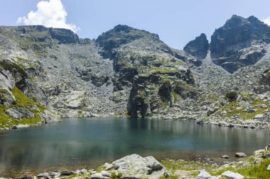 Bulgaristan 'ın Kupens zirvesi yakınlarındaki Rila Dağı' nın İnanılmaz Yaz Manzarası