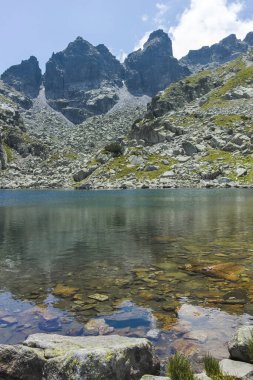 Bulgaristan 'ın Kupens zirvesi yakınlarındaki Rila Dağı' nın İnanılmaz Yaz Manzarası