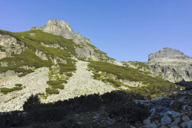 Bulgaristan 'ın Kupens zirvesi yakınlarındaki Rila Dağı' nın İnanılmaz Yaz Manzarası