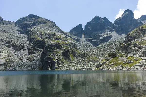 Bulgaristan 'ın Kupens zirvesi yakınlarındaki Rila Dağı' nın İnanılmaz Yaz Manzarası