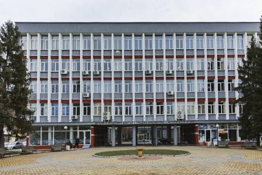 Dimitrovgrad, Bulgaristan - 1 Şubat 2019: Tipik sokak ve binaya Dimitrovgrad şehir, bölge: Haskovo, Bulgaria