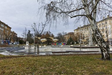 Dimitrovgrad, Bulgaristan - 1 Şubat 2019: Tipik sokak ve binaya Dimitrovgrad şehir, bölge: Haskovo, Bulgaria