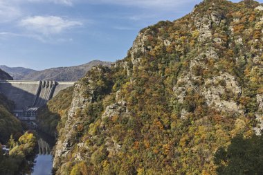 Bulgaristan 'ın Krichim Reservoir kenti yakınlarındaki Rhodopes Dağı' nın şaşırtıcı sonbahar kepçesi