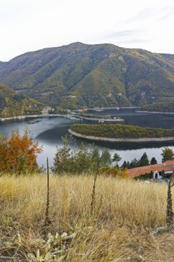 Bulgaristan 'ın Filibe Bölgesi' ndeki Vacha (Antonivanovtsi) Barajı yakınlarındaki Rodop Dağlarının sonbahar manzarası