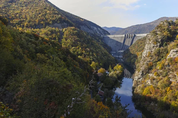 Bulgaristan 'ın Krichim Reservoir kenti yakınlarındaki Rhodopes Dağı' nın şaşırtıcı sonbahar kepçesi