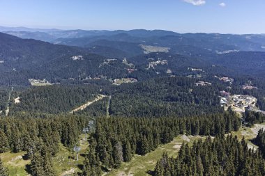 Bulgaristan 'ın Smolyan Bölgesi' nin Snezhanka zirvesi yakınlarındaki Rodop Dağlarının yaz manzarası