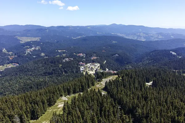Bulgaristan 'ın Smolyan Bölgesi' nin Snezhanka zirvesi yakınlarındaki Rodop Dağlarının yaz manzarası