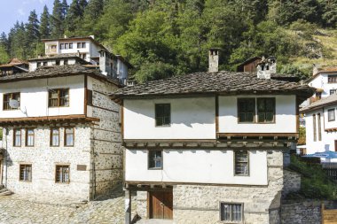 Shiroka Laka, Bulgaristan - 14 Ağustos 2018: Eski evleri ve sokakları, tarihi şehir, Shiroka Laka, Paşmaklı bölge, Bulgaristan