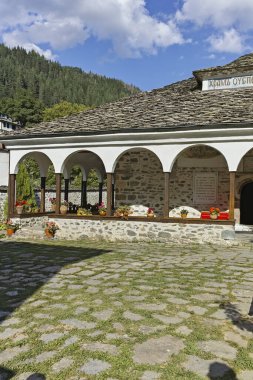 Shiroka Laka, Bulgaristan - 14 Ağustos 2018: Eski evleri ve sokakları, tarihi şehir, Shiroka Laka, Paşmaklı bölge, Bulgaristan