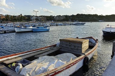 CHERNOMORETS, BULGARIA - 11 Ağustos 2018: Çernomoret kıyı şeridinin gün batımı manzarası, Burgaz bölgesi, Bulgaristan