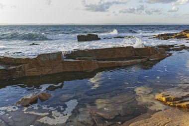 CHERNOMORETS, BULGARIA - 11 Ağustos 2018: Çernomoret kıyı şeridinin gün batımı manzarası, Burgaz bölgesi, Bulgaristan