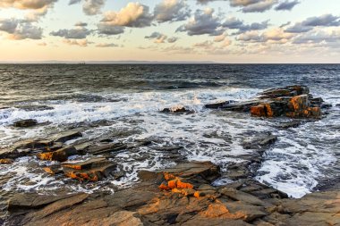 CHERNOMORETS, BULGARIA - 11 Ağustos 2018: Çernomoret kıyı şeridinin gün batımı manzarası, Burgaz bölgesi, Bulgaristan