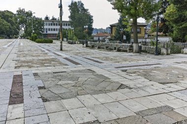 KALOFER, BULGARIA - 5 Ağustos 2018: Bulgaristan 'ın Filibe Bölgesi' nin tarihi Kalofer kentinin merkezi Panorama