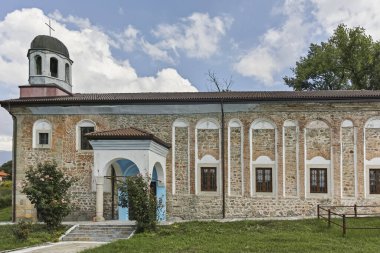 KALOFER, BULGARIA - 5 Ağustos 2018: Bulgaristan 'ın Filibe Bölgesi' nin tarihi Kalofer kentinin merkezi Panorama