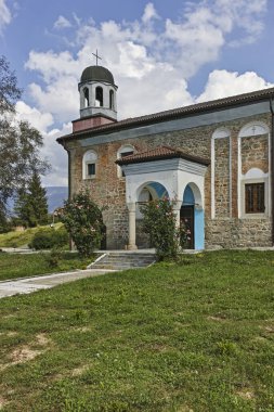 KALOFER, BULGARIA - 5 Ağustos 2018: Bulgaristan 'ın Filibe Bölgesi' nin tarihi Kalofer kentinin merkezi Panorama