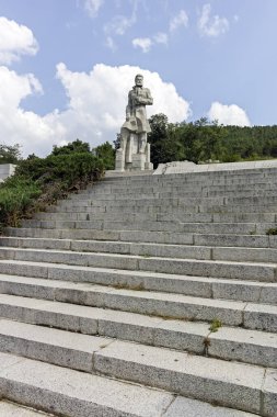 KALOFER, BULGARIA - 5 Ağustos 2018: Bulgaristan 'ın Filibe Bölgesi' nin tarihi Kalofer kentinin merkezi Panorama