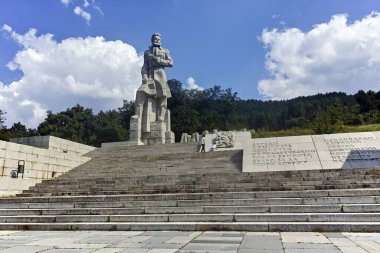 KALOFER, BULGARIA - 5 Ağustos 2018: Bulgaristan 'ın Filibe Bölgesi' nin tarihi Kalofer kentinin merkezi Panorama