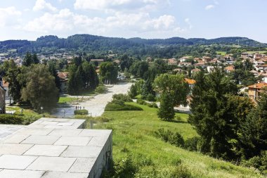 KALOFER, BULGARIA - 5 Ağustos 2018: Bulgaristan 'ın Filibe Bölgesi' nin tarihi Kalofer kentinin merkezi Panorama