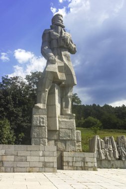 KALOFER, BULGARIA - 5 Ağustos 2018: Bulgaristan 'ın Filibe Bölgesi' nin tarihi Kalofer kentinin merkezi Panorama