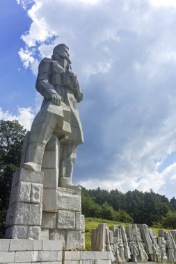 KALOFER, BULGARIA - 5 Ağustos 2018: Bulgaristan 'ın Filibe Bölgesi' nin tarihi Kalofer kentinin merkezi Panorama