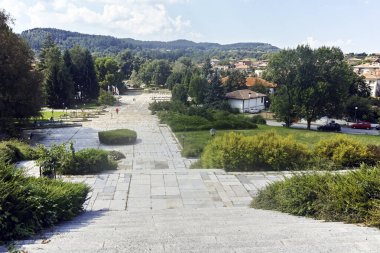 KALOFER, BULGARIA - 5 Ağustos 2018: Bulgaristan 'ın Filibe Bölgesi' nin tarihi Kalofer kentinin merkezi Panorama