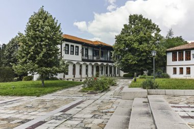 KALOFER, BULGARIA - 5 Ağustos 2018: Bulgaristan 'ın Filibe Bölgesi' nin tarihi Kalofer kentinin merkezi Panorama