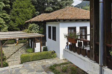 KALOFER, BULGARIA - 5 Ağustos 2018: Bulgaristan 'ın Filibe Bölgesi' nin tarihi Kalofer kentinin merkezi Panorama