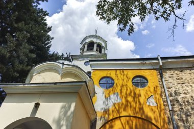 KAZANLAK, BULGARIA - 5 Ağustos 2018: Bulgaristan 'ın Stara Zagora bölgesindeki Kazanlak kasabasının panoraması