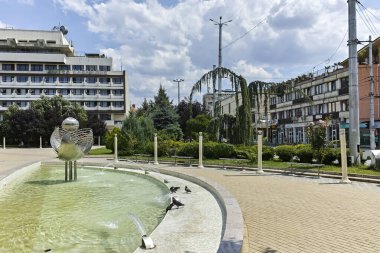 KAZANLAK, BULGARIA - 5 Ağustos 2018: Bulgaristan 'ın Stara Zagora bölgesindeki Kazanlak kasabasının panoraması