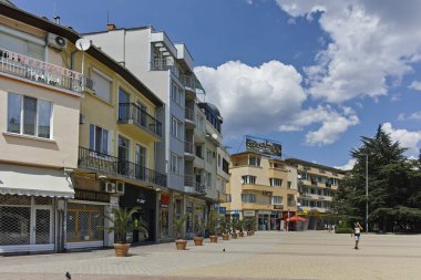 KAZANLAK, BULGARIA - 5 Ağustos 2018: Bulgaristan 'ın Stara Zagora bölgesindeki Kazanlak kasabasının panoraması
