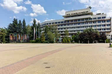 KAZANLAK, BULGARIA - 5 Ağustos 2018: Bulgaristan 'ın Stara Zagora bölgesindeki Kazanlak kasabasının panoraması