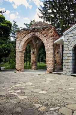 KAZANLAK, BULGARIA - 5 Ağustos 2018: Bulgaristan 'ın Stara Zagora bölgesindeki Kazanlak kasabasının panoraması