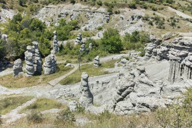 Kaya oluşumlu manzara Kratovo, Kuzey Makedonya yakınlarındaki Kuklica Taş Bebekleri