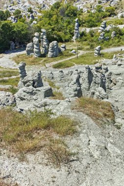 Kaya oluşumlu manzara Kratovo, Kuzey Makedonya yakınlarındaki Kuklica Taş Bebekleri