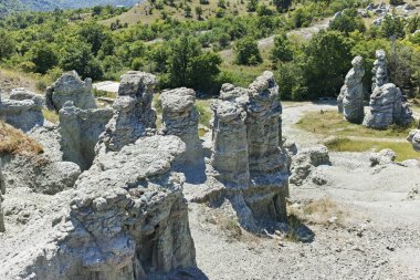 Kaya oluşumlu manzara Kratovo, Kuzey Makedonya yakınlarındaki Kuklica Taş Bebekleri