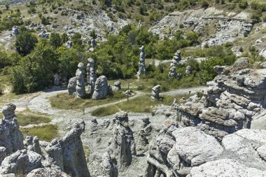 Kaya oluşumlu manzara Kratovo, Kuzey Makedonya yakınlarındaki Kuklica Taş Bebekleri